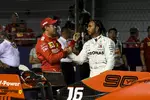 Foto zur News: Sebastian Vettel (Ferrari) und Lewis Hamilton (Mercedes)