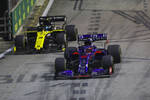 Foto zur News: Daniil Kwjat (Toro Rosso) und Daniel Ricciardo (Renault)