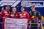 Foto zur News: Charles Leclerc (Ferrari), Sebastian Vettel (Ferrari) und Max Verstappen (Red Bull)