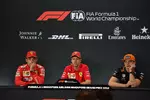 Foto zur News: Charles Leclerc (Ferrari), Sebastian Vettel (Ferrari) und Max Verstappen (Red Bull)