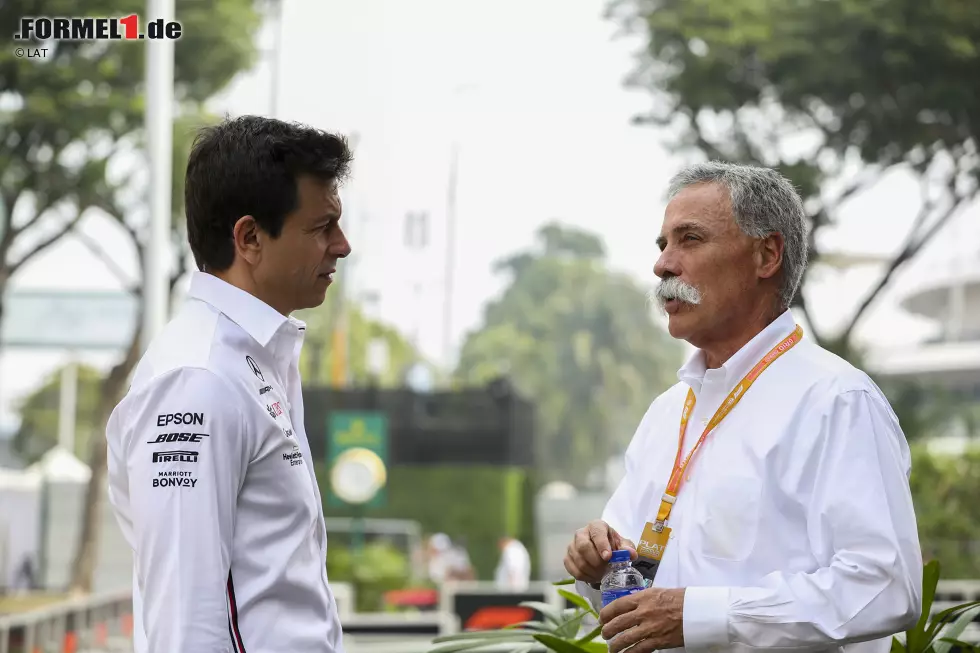 Foto zur News: Toto Wolff und Chase Carey