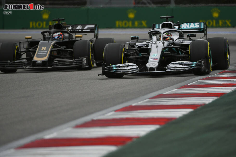 Foto zur News: Lewis Hamilton (Mercedes) und Romain Grosjean (Haas)