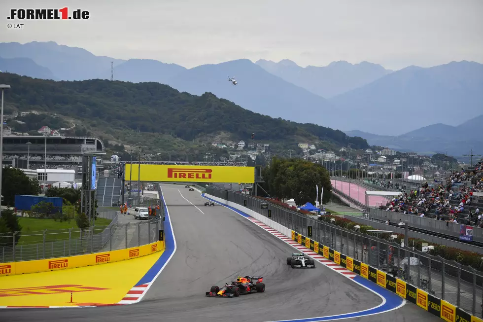 Foto zur News: Alexander Albon (Red Bull) und Valtteri Bottas (Mercedes)