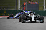 Foto zur News: Lewis Hamilton (Mercedes) und Pierre Gasly (Toro Rosso)