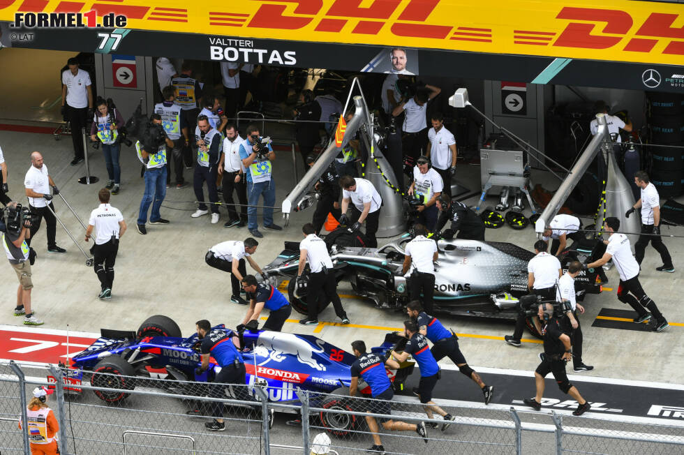 Foto zur News: Daniil Kwjat (Toro Rosso) und Valtteri Bottas (Mercedes)
