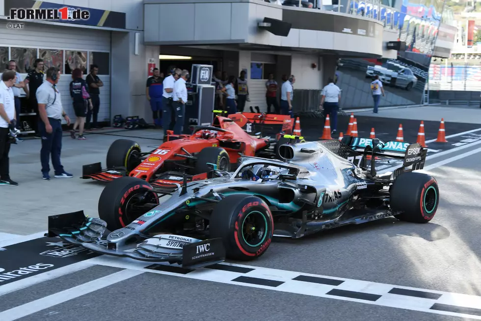 Foto zur News: Charles Leclerc (Ferrari) und Valtteri Bottas (Mercedes)