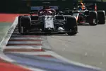 Foto zur News: Kimi Räikkönen (Alfa Romeo) und Alexander Albon (Red Bull)