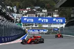 Foto zur News: Sebastian Vettel (Ferrari) und Charles Leclerc (Ferrari)