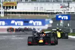 Foto zur News: Max Verstappen (Red Bull) und Nico Hülkenberg (Renault)