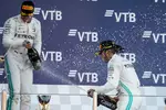 Foto zur News: Valtteri Bottas (Mercedes) und Lewis Hamilton (Mercedes)