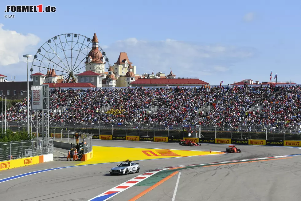 Foto zur News: Sebastian Vettel (Ferrari) und Charles Leclerc (Ferrari)