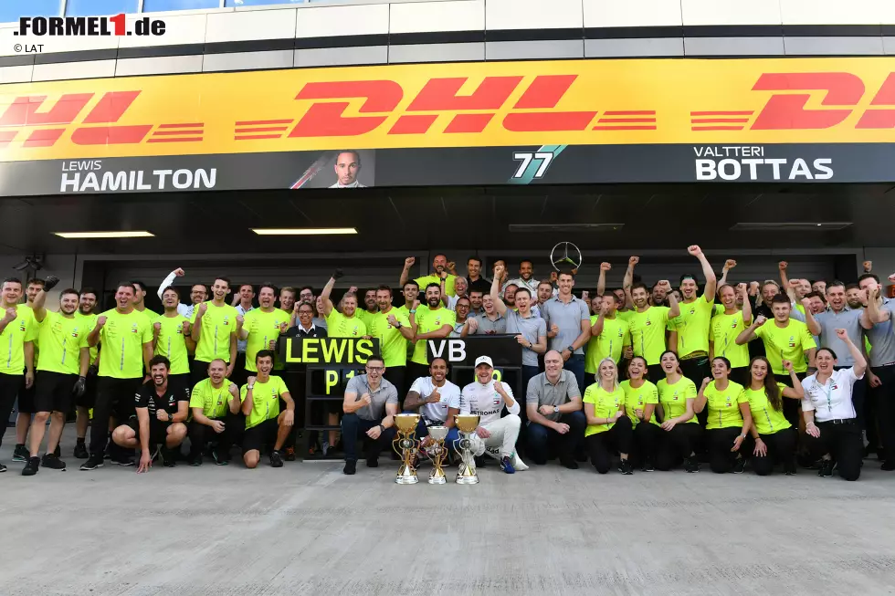 Foto zur News: Valtteri Bottas (Mercedes) und Lewis Hamilton (Mercedes)