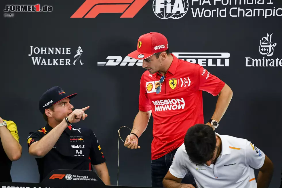 Foto zur News: Max Verstappen (Red Bull), Charles Leclerc (Ferrari) und Carlos Sainz (McLaren)