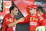 Foto zur News: Marc Gene und Charles Leclerc (Ferrari)