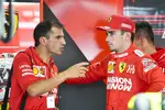 Foto zur News: Marc Gene und Charles Leclerc (Ferrari)