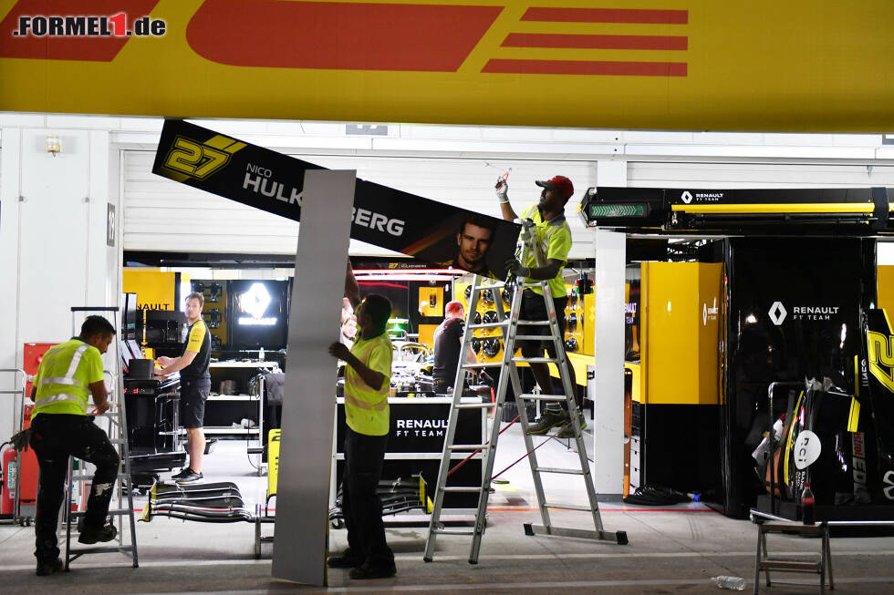 Foto zur News: Nico Hülkenbergs Garage wird ebenso wetterfest gemacht wie die restliche Boxengasse. Überall wird Freitagabend geschraubt, verstaut und verbarrikadiert ...