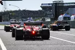 Foto zur News: Charles Leclerc (Ferrari), Carlos Sainz (McLaren) und Sebastian Vettel (Ferrari)