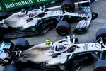 Foto zur News: Valtteri Bottas (Mercedes) und Lewis Hamilton (Mercedes)