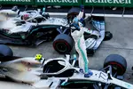 Foto zur News: Valtteri Bottas (Mercedes) und Lewis Hamilton (Mercedes)