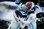 Foto zur News: Valtteri Bottas (Mercedes) und Lewis Hamilton (Mercedes)