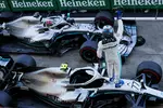 Foto zur News: Valtteri Bottas (Mercedes) und Lewis Hamilton (Mercedes)