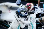 Foto zur News: Valtteri Bottas (Mercedes) und Lewis Hamilton (Mercedes)