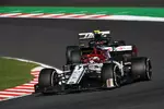 Foto zur News: Kimi Räikkönen (Alfa Romeo) und Kevin Magnussen (Haas)