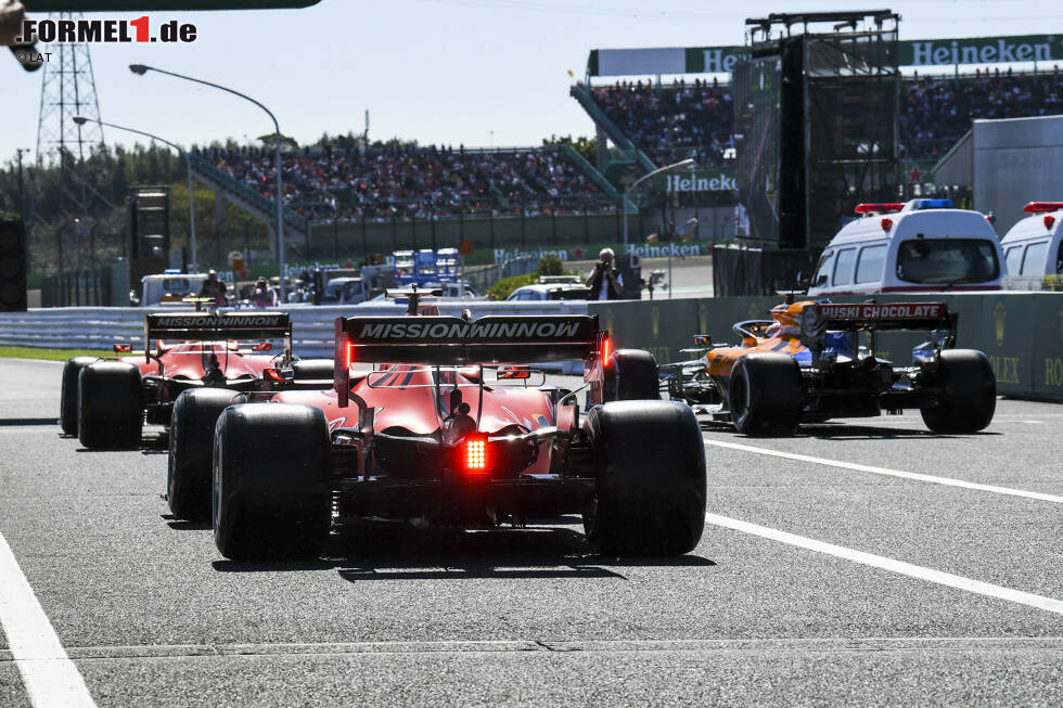 Foto zur News: Charles Leclerc (Ferrari), Carlos Sainz (McLaren) und Sebastian Vettel (Ferrari)
