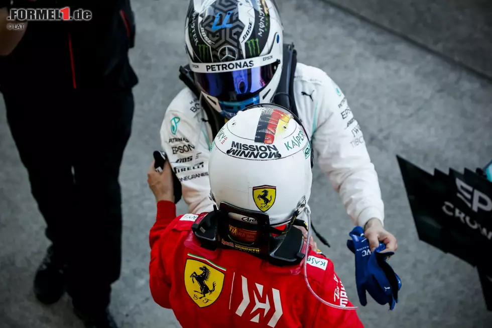 Foto zur News: Sebastian Vettel (Ferrari) und Valtteri Bottas (Mercedes)