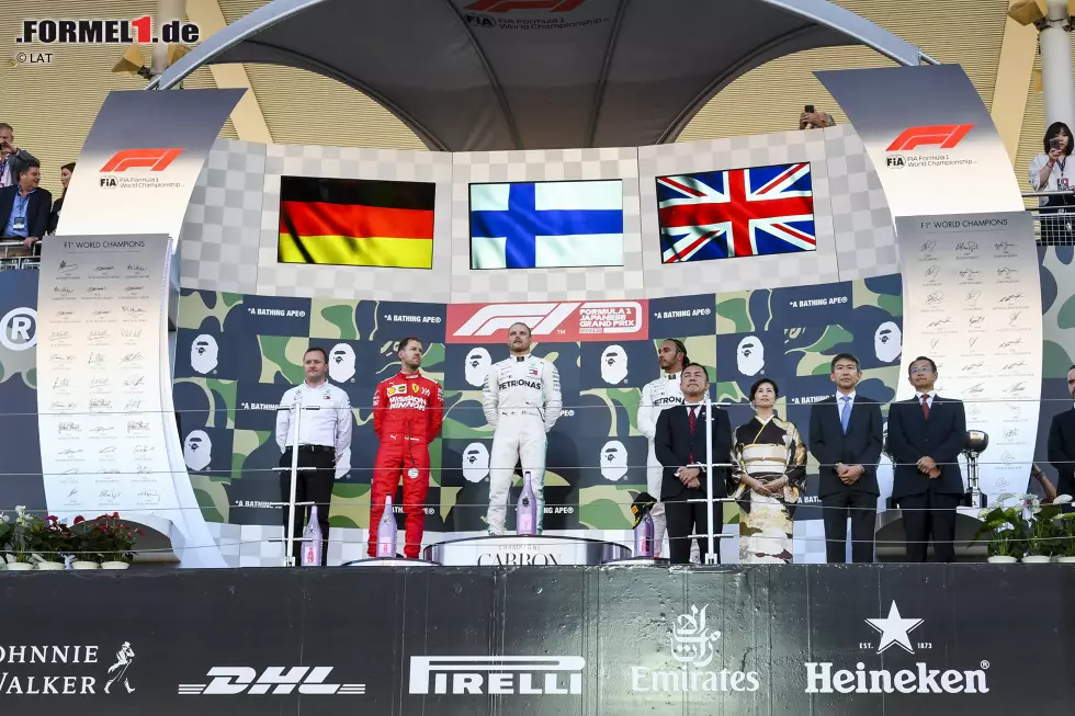 Foto zur News: Sebastian Vettel (Ferrari), Valtteri Bottas (Mercedes) und Lewis Hamilton (Mercedes)