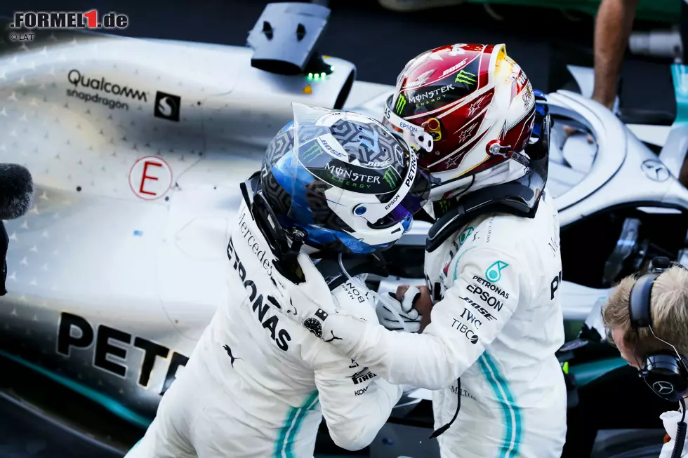 Foto zur News: Valtteri Bottas (Mercedes) und Lewis Hamilton (Mercedes)