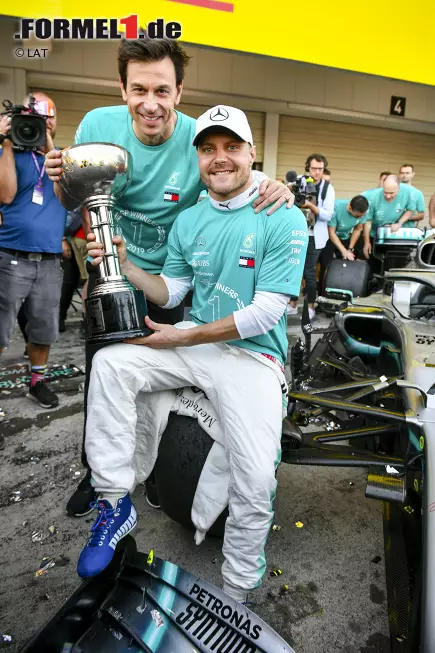 Foto zur News: Valtteri Bottas (Mercedes) und Toto Wolff