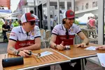 Foto zur News: Kimi Räikkönen (Alfa Romeo) und Antonio Giovinazzi (Alfa Romeo)