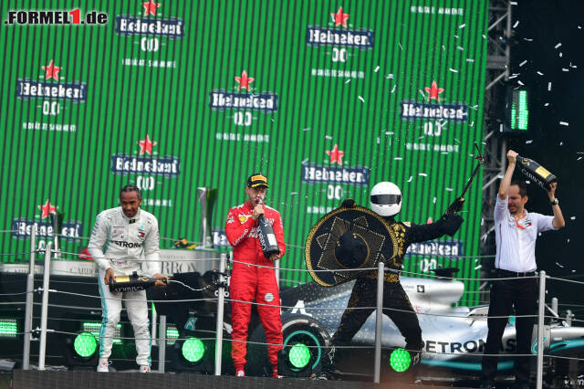 Foto zur News: Formel-1-Live-Ticker: WM-Pokal an Lewis Hamilton übergeben