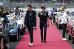 Foto zur News: Alexander Albon (Red Bull) und Max Verstappen (Red Bull)