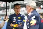 Foto zur News: Alexander Albon (Red Bull) und Helmut Marko