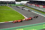 Foto zur News: Charles Leclerc (Ferrari), Sebastian Vettel (Ferrari) und Alexander Albon (Red Bull)