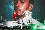 Foto zur News: Lewis Hamilton (Mercedes), Sebastian Vettel (Ferrari) und Valtteri Bottas (Mercedes)