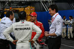 Foto zur News: Toto Wolff, Sebastian Vettel (Ferrari) und Lewis Hamilton (Mercedes)
