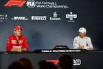 Foto zur News: Sebastian Vettel (Ferrari) und Valtteri Bottas (Mercedes)