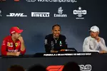 Foto zur News: Sebastian Vettel (Ferrari), Lewis Hamilton (Mercedes) und Valtteri Bottas (Mercedes)