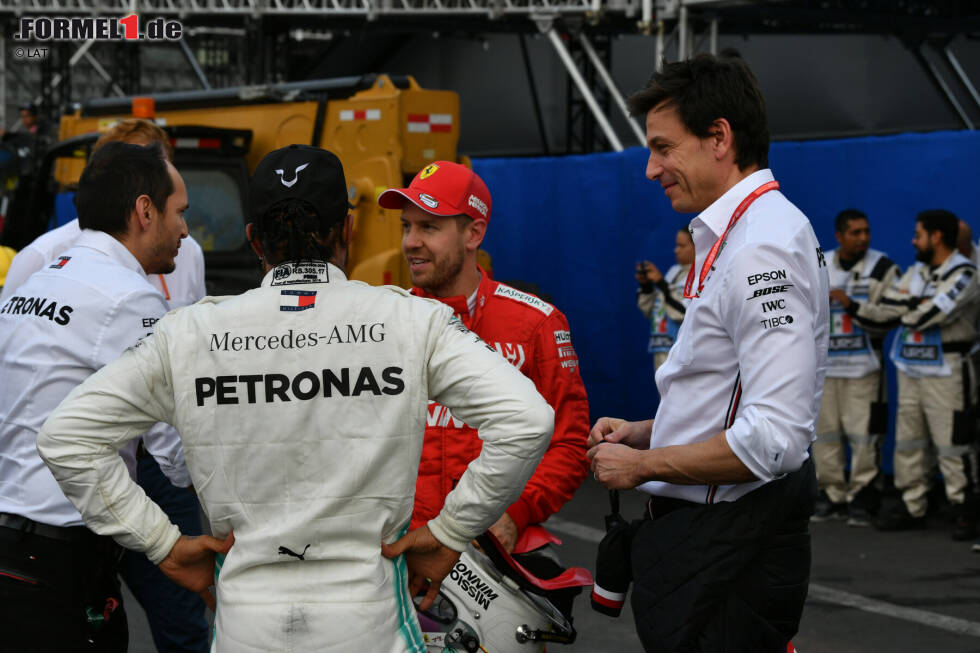Foto zur News: Toto Wolff, Sebastian Vettel (Ferrari) und Lewis Hamilton (Mercedes)