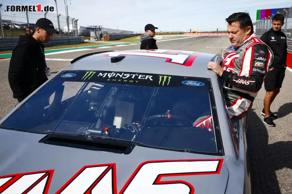 Foto zur News: Tony Stewart war am Donnerstag als Gast bei der Formel 1 in Austin. Auch Romain Grosjean und Kevin Magnussen gaben im NASCAR-Auto Gas!