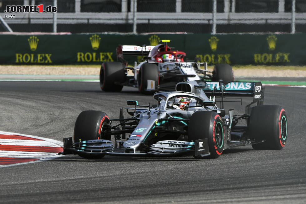 Foto zur News: Lewis Hamilton (Mercedes) und Antonio Giovinazzi (Alfa Romeo)