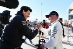 Foto zur News: Valtteri Bottas (Mercedes) und Toto Wolff