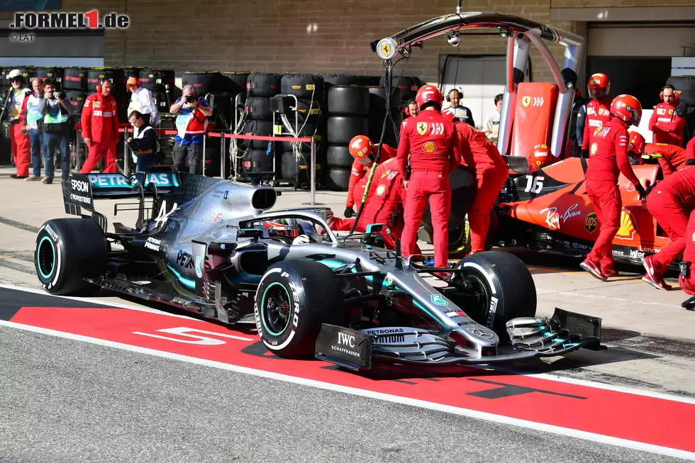 Foto zur News: Lewis Hamilton (Mercedes) und Charles Leclerc (Ferrari)