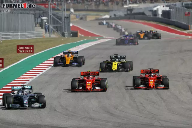 Foto zur News: Teamkollege Charles Leclerc zieht ebenfalls noch in Runde 1 vorbei. Vettel versucht kurz zu kontern und es kommt womöglich zu einer minimalen Berührung der beiden Ferraris