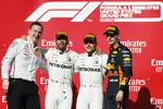 Foto zur News: Lewis Hamilton (Mercedes), Valtteri Bottas (Mercedes) und Max Verstappen (Red Bull)