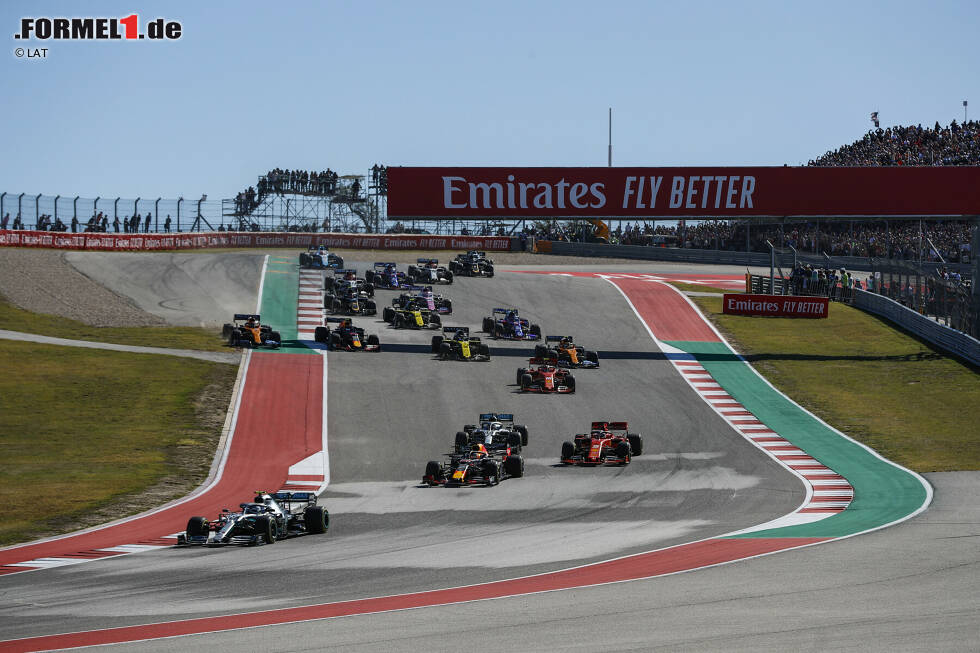 Foto zur News: Auch Lewis Hamilton sollte im Verlauf der ersten Runde vorbeigehen (hier musste er noch zurückstecken, wenige Kurven später ging er durch)