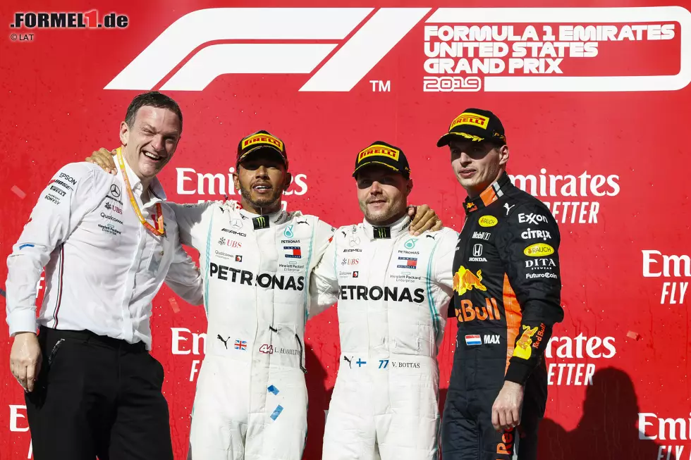 Foto zur News: Lewis Hamilton (Mercedes), Valtteri Bottas (Mercedes) und Max Verstappen (Red Bull)